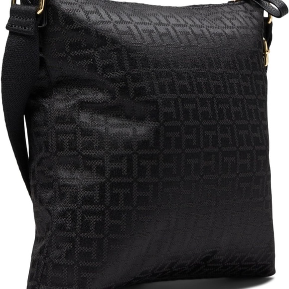 Tommy Hilfiger Women's Chic. Zip closure.
Adjustable cross strap. - Picture 5 of 6